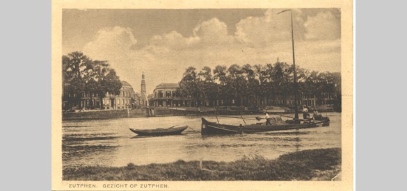 Het Scheepvaarthuis en de Marspoortstraat vanaf de overzijde van de IJssel, vóór 1931
